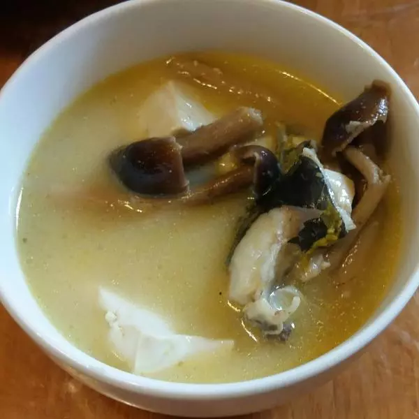 黃骨魚豆腐茶樹菇湯!