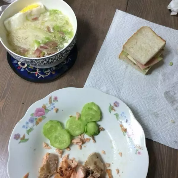麵條+鮭魚+三明治（早餐）