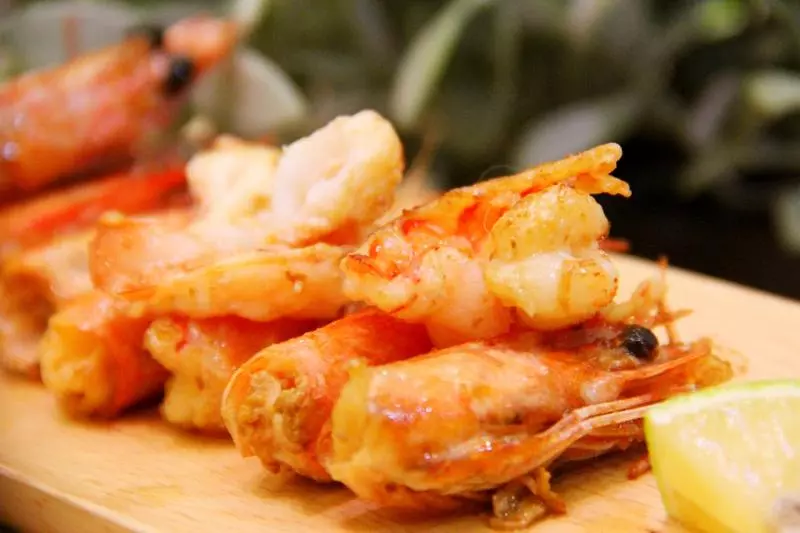 蝦油香煎汶萊藍蝦、藍蝦刺身和炸蝦頭——一蝦三味