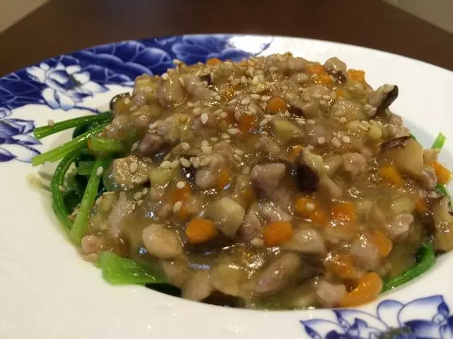 香菇肉丁蓋澆菠菜