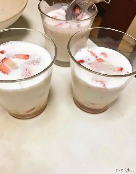 微博上的草莓牛奶教程