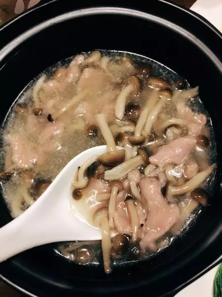 蟹味菇肉片湯