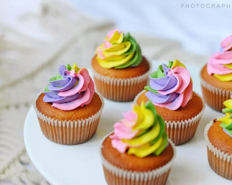 有內涵的彩虹杯子蛋糕Rainbow Cupcakes