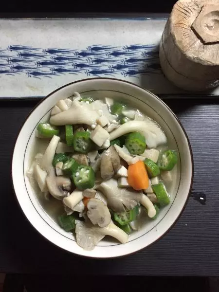 菌菇秋葵胡蘿蔔素澆湯麵