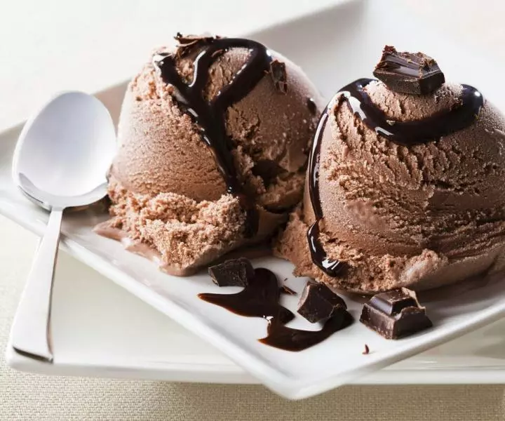 巧克力冰淇淋（只需要奶油和可可粉或巧克力醬還有冰箱就可以完成的）