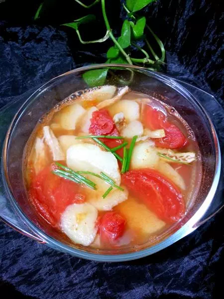 無油、無味精只需加點鹽也能做出非常鮮美的開胃濃湯來～蕃茄土豆筍乾湯
