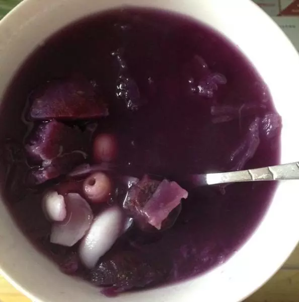 美容養顏的紫薯銀耳百合湯（電飯鍋版）