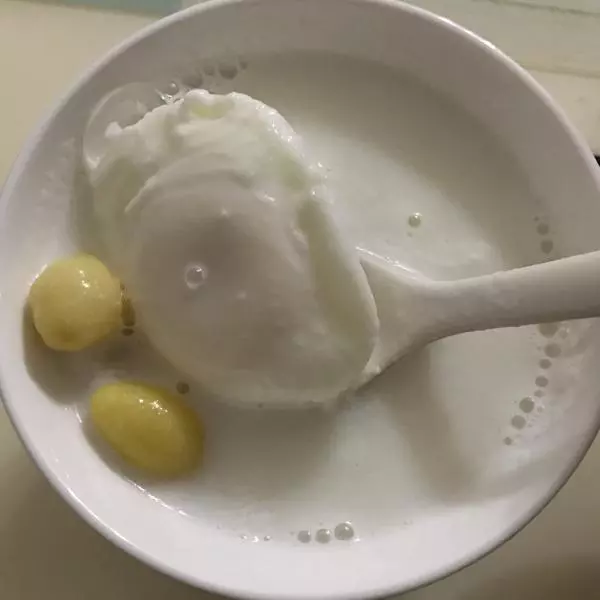 白果雞蛋燉牛奶