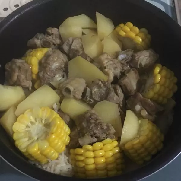 燜排骨土豆玉米飯