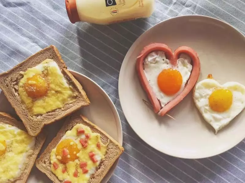 愛心早餐-芝士太陽蛋土司+心形荷包蛋
