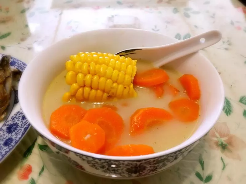（孕婦）胡蘿蔔玉米鯽魚湯