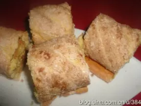 糖粉裝飾的花生醬海綿蛋糕卷