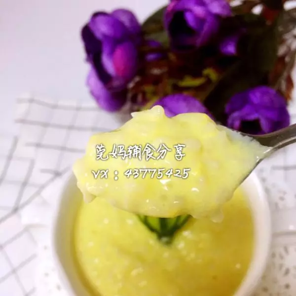 輔食：奶香蛋黃粥