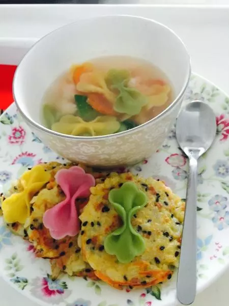 【快手輔食】香煎米飯餅+蝴蝶蝦滑湯