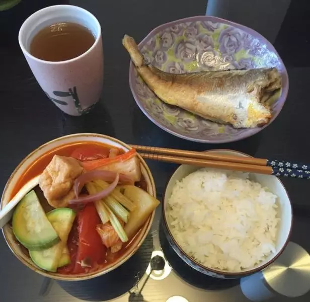 打掃冰箱：泡菜湯，煎黃花魚，薏米紅豆水配米飯