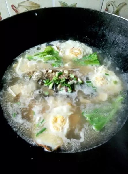 鯽魚荷包蛋豆腐芥菜湯