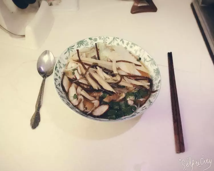 日式菌菇椿苗味增素麵