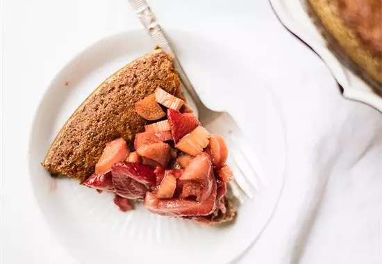 草莓&amp;大黃 杏仁蛋糕 Almond Cake with Roasted Strawberries &amp; Rhubarb on Top
