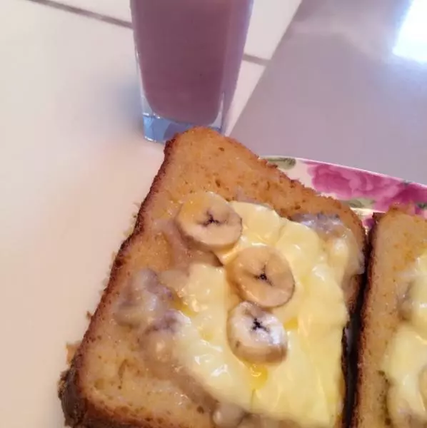today&#39;s breakfast香蕉芝士麵包片