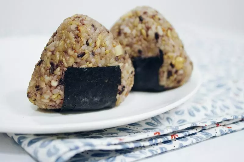 芝心鰻魚雜糧飯糰
(保鮮袋捏飯糰版)