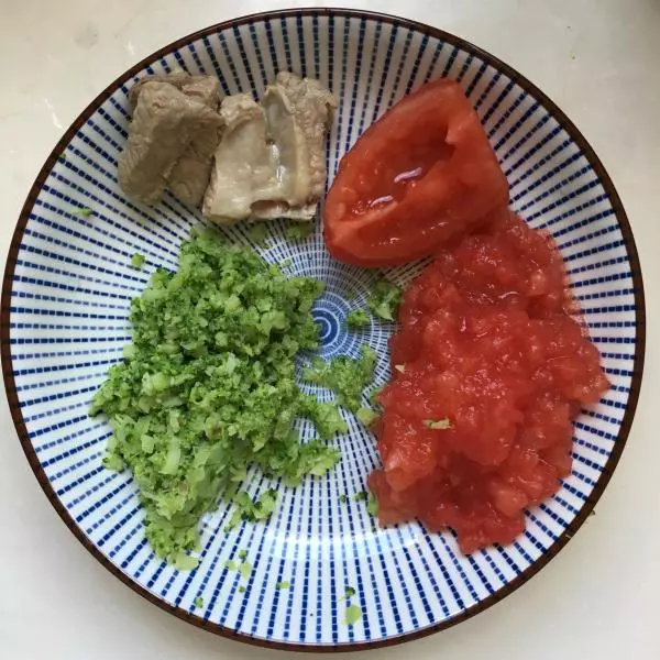 輔食9（番茄肋排西蘭花麵條）