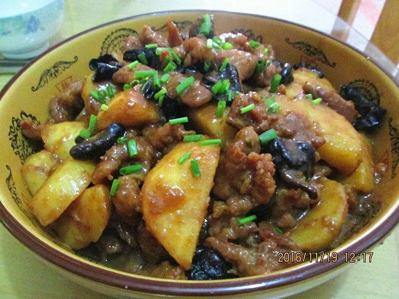 土豆香菇燉酥肉
