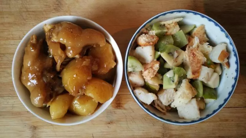 土豆燉豬蹄+吐司水果沙拉