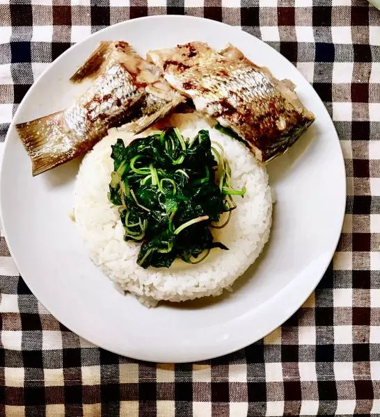 簡易版清蒸魚配莧菜白米飯