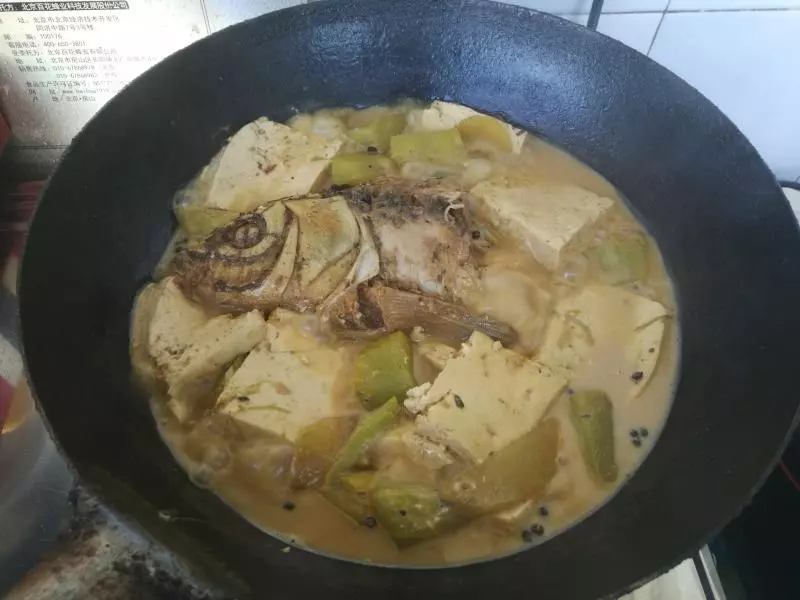 燉魚頭、豆腐、萵筍