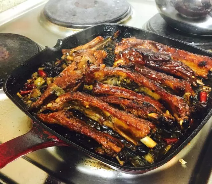 sticky pork ribs 鑄鐵鍋烤排骨