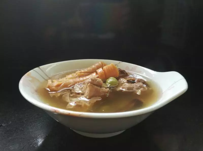 松茸排骨魷魚豌豆湯