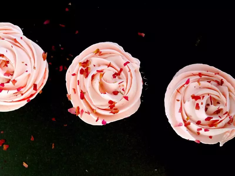 玫瑰蔓越莓紙杯蛋糕