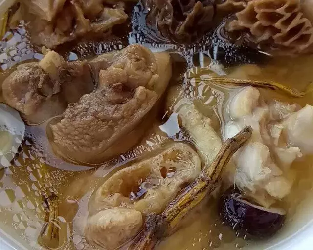 羊肚菌海椰皇燉雞湯