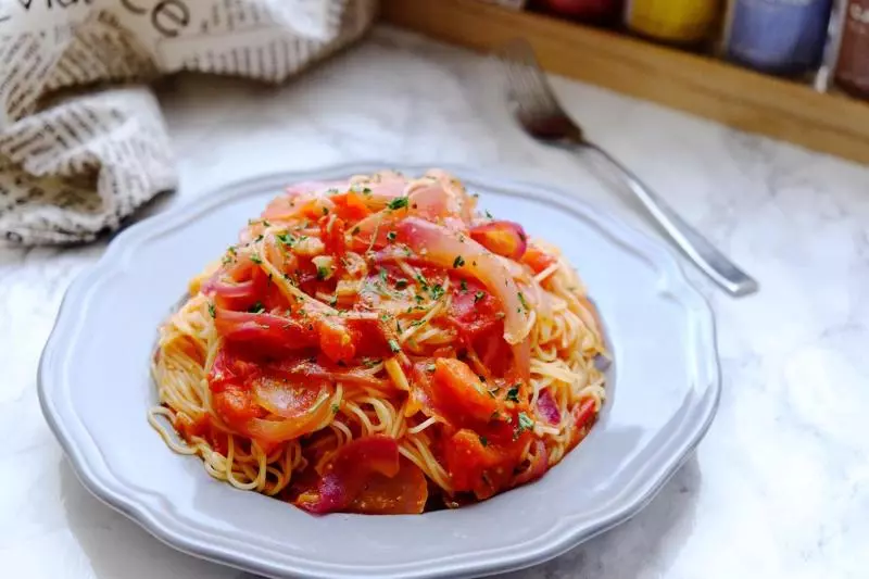 salsa spaghetti with black olives &amp; fresh basil—新鮮羅勒黑橄欖莎莎醬意面