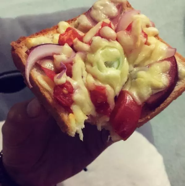 簡單麵包片芝士披薩