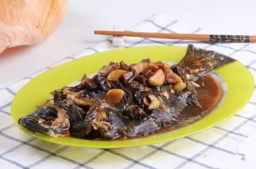 自動烹飪鍋自製美味的醬燜偏口魚-捷賽私房菜