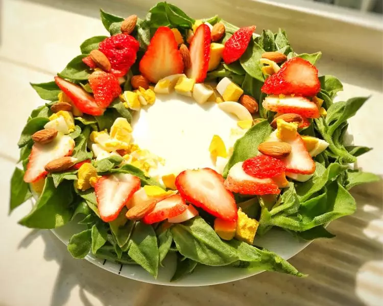 草莓蔬菜花環沙拉