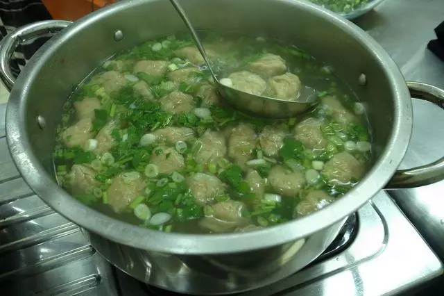 台灣小吃-蔥香燕丸湯
