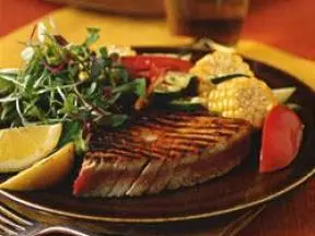 烤鮪魚排配鮮蔬