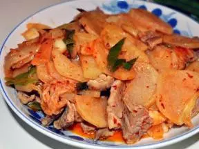 韩国泡菜土豆片炒肉