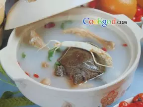 龍眼鳳爪燉甲魚