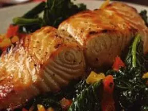 烤鮭魚配綠葉蔬菜