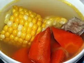 玉米紅蘿蔔排骨湯