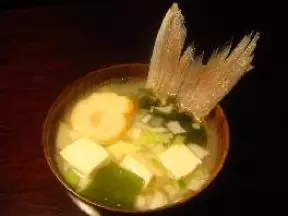 鱼骨海带芽味增豆腐汤