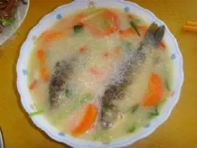鯽魚胡蘿蔔湯