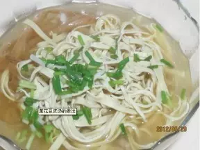 黄花菜豆皮汤-清淡有营养