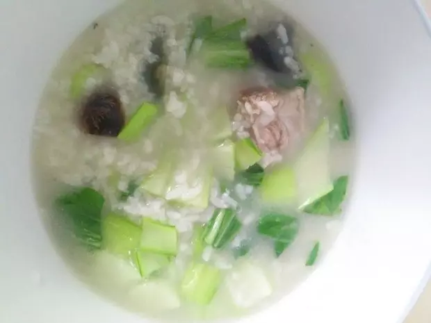 刘同学爱做饭---排骨皮蛋蔬菜粥，养胃哦