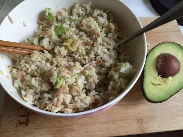 便宜好吃有营养做法简单的金枪鱼牛油果拌饭