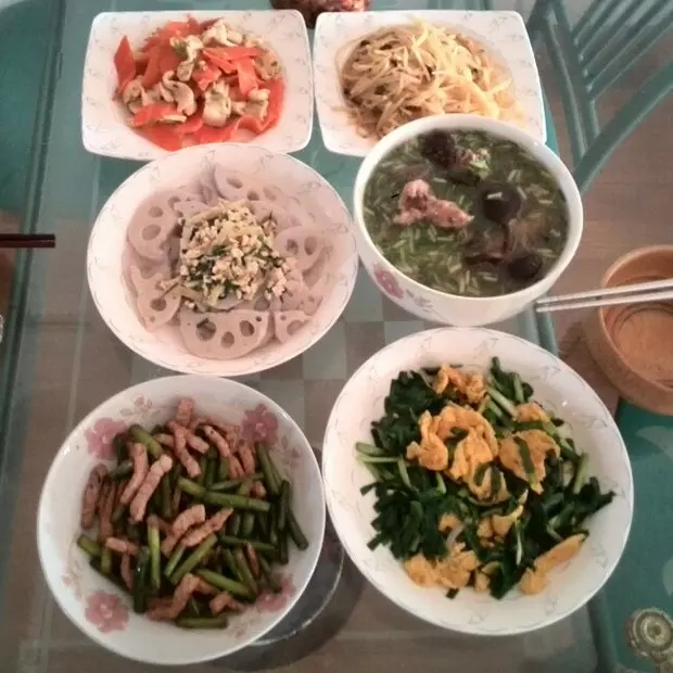 2015年第一餐，两人食，略多了：胡萝卜鸡片，清炒藕片，蒜苔肉丝，韭菜炒土鸡蛋，排骨汤（室友做的），酸辣土豆丝。第一次在下厨房上