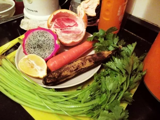 green smoothieD12芹菜+胡蘿蔔+火龍果+西柚+香蕉+檸檬